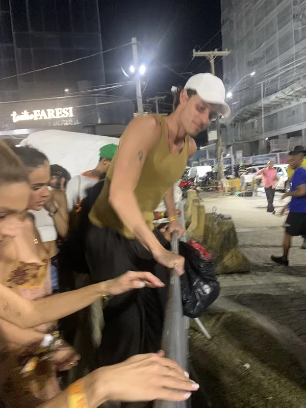 Shawn Mendes ajuda Bruna Marquezine a pular grade por Reprodução