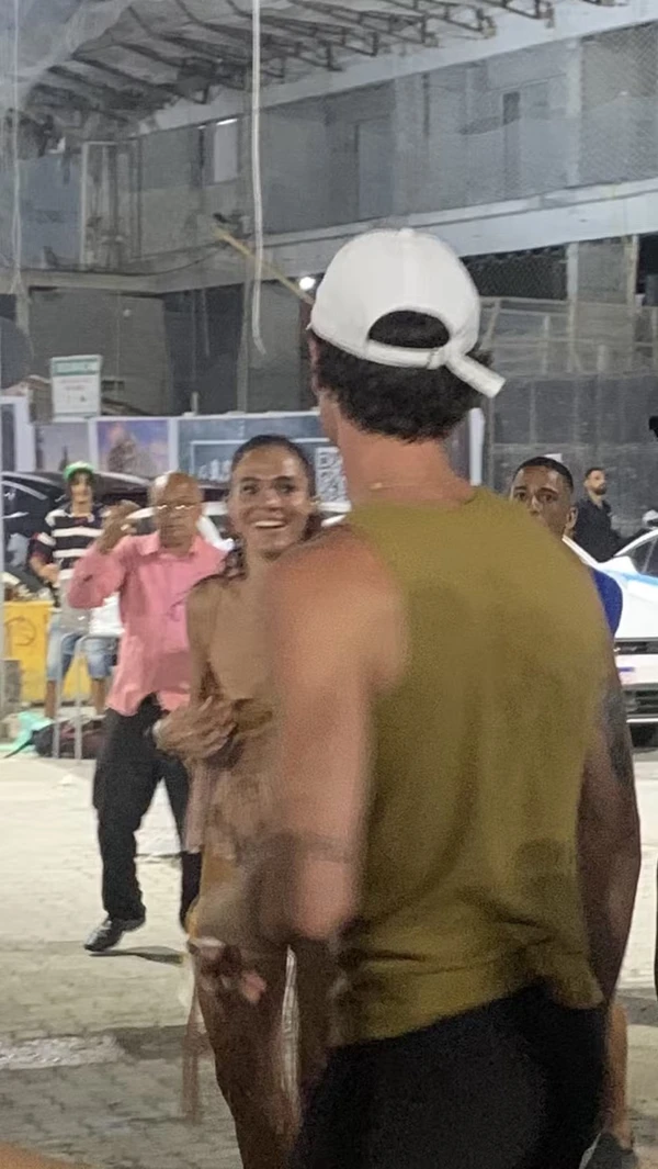 Shawn Mendes ajuda Bruna Marquezine a pular grade por Reprodução