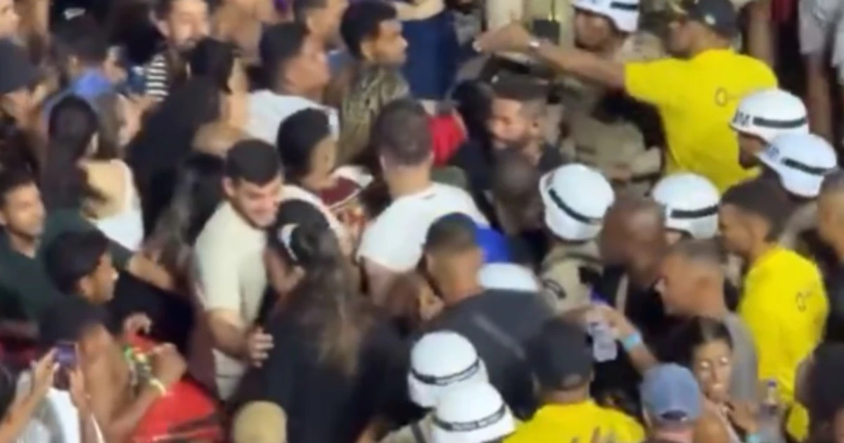 Imagem - Ivete Sangalo 'abandona' escolta ao perceber que PMs batiam de cacetete no povo para abrir caminho; veja vídeo