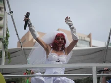 Imagem - Vestida de noiva, Alinne Rosa faz homenagem à cantora Rita Lee em trio elétrico