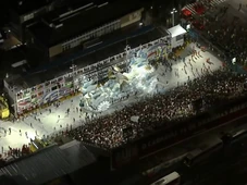 Imagem - Carro alegórico trava, atrapalha desfile de escola de samba carioca e carnavalesco pede demissão