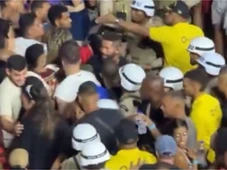 Imagem - Ivete Sangalo 'abandona' escolta ao perceber que PMs batiam de cacetete no povo para abrir caminho; veja vídeo