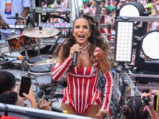 Imagem - 'A cantora tem gás? A cantora tem gogó?': Ivete diverte público arrastando bloco