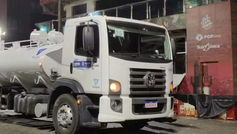 Imagem - Estudante morre após tentar subir em caminhão de limpeza em circuito no Carnaval de Salvador