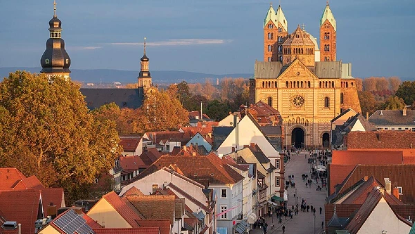 Alemanha precisa de 300 mil profissionais qualificados por ano, mas enfrenta desafios de burocracia, integração e tensão política