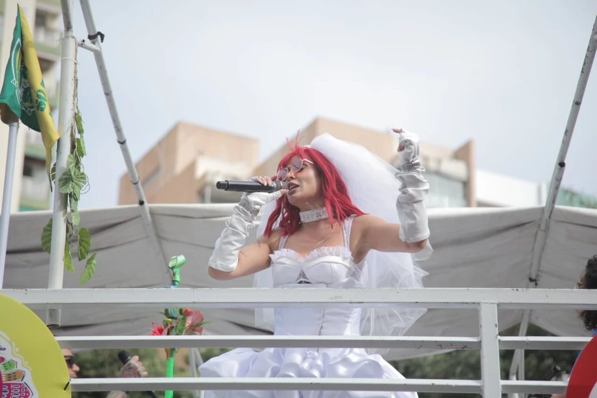 Alinne Rosa faz homenagem a Rita Lee em trio elétrico por Sora Maia/CORREIO