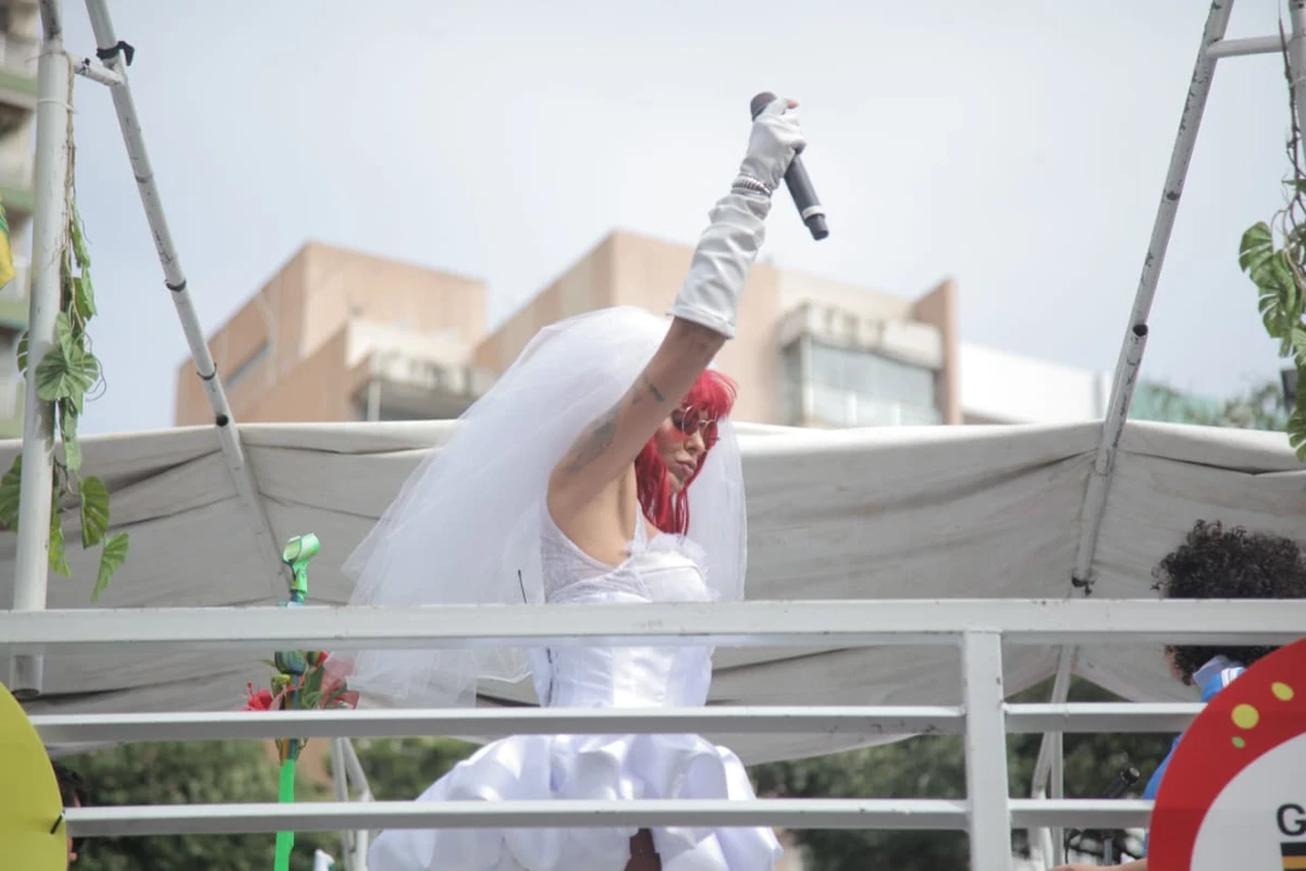 Alinne Rosa faz homenagem a Rita Lee em trio elétrico por Sora Maia/CORREIO