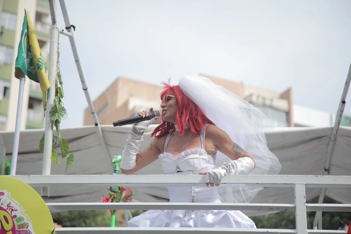 Alinne Rosa faz homenagem a Rita Lee em trio elétrico por Sora Maia/CORREIO