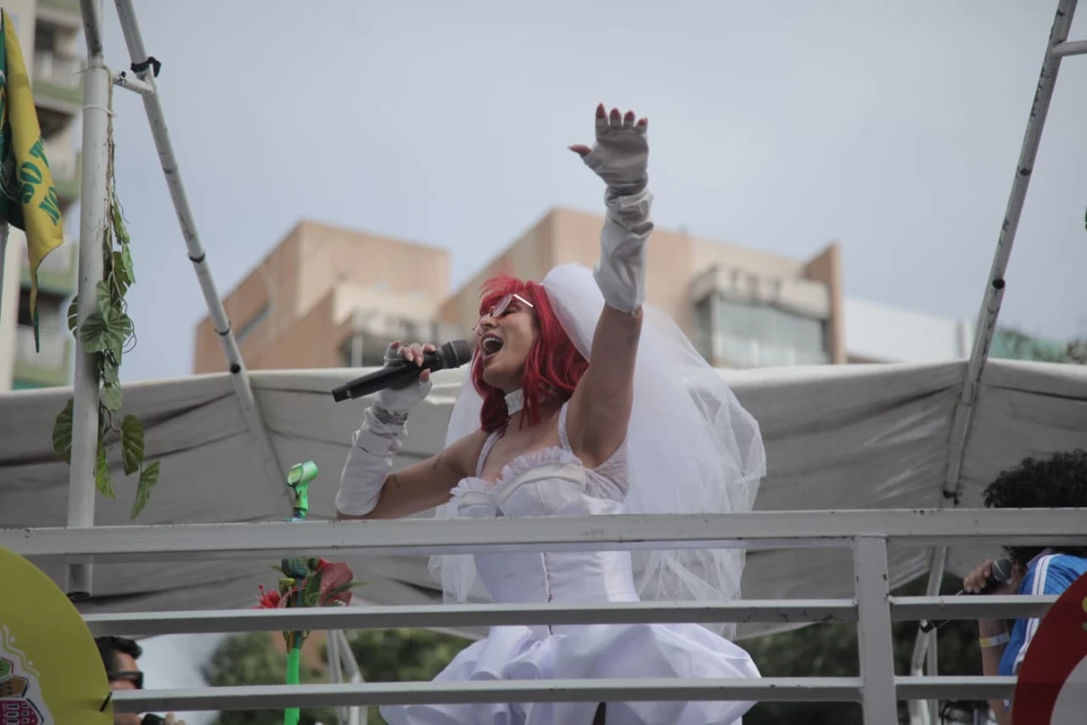 Alinne Rosa faz homenagem a Rita Lee em trio elétrico por Sora Maia/CORREIO