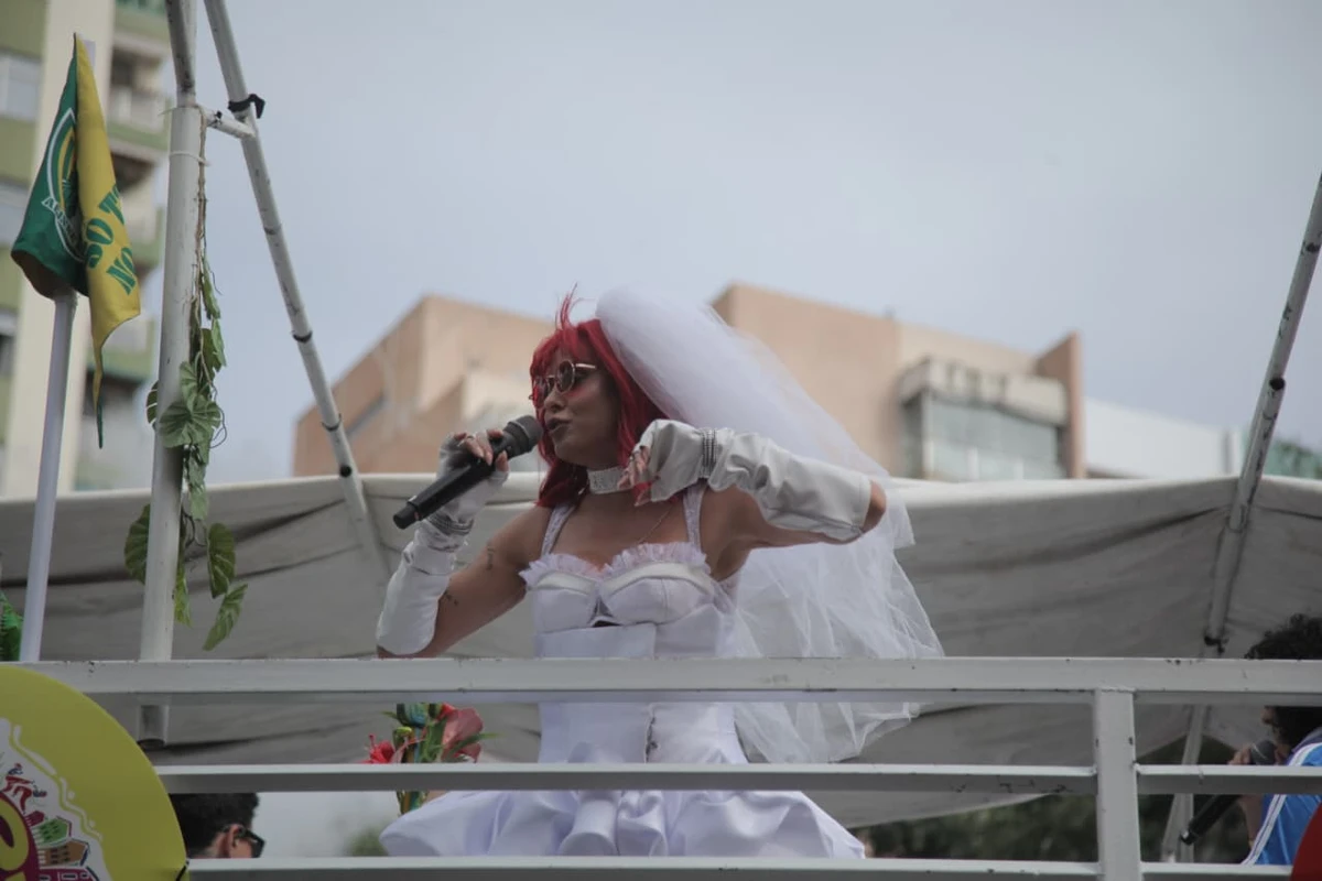 Alinne Rosa faz homenagem a Rita Lee em trio elétrico por Sora Maia/CORREIO