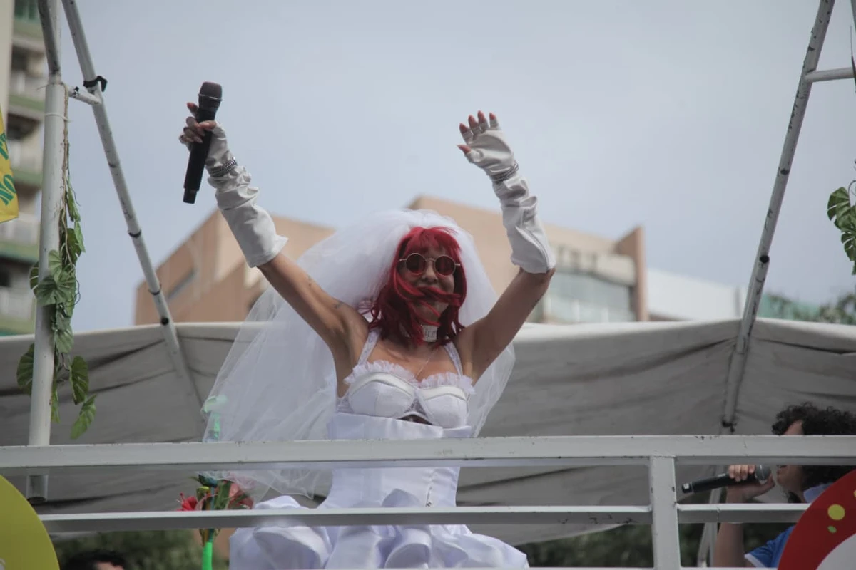 Alinne Rosa faz homenagem a Rita Lee em trio elétrico