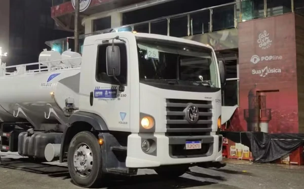 Caminhão fazia limpeza da avenida no momento do acidente