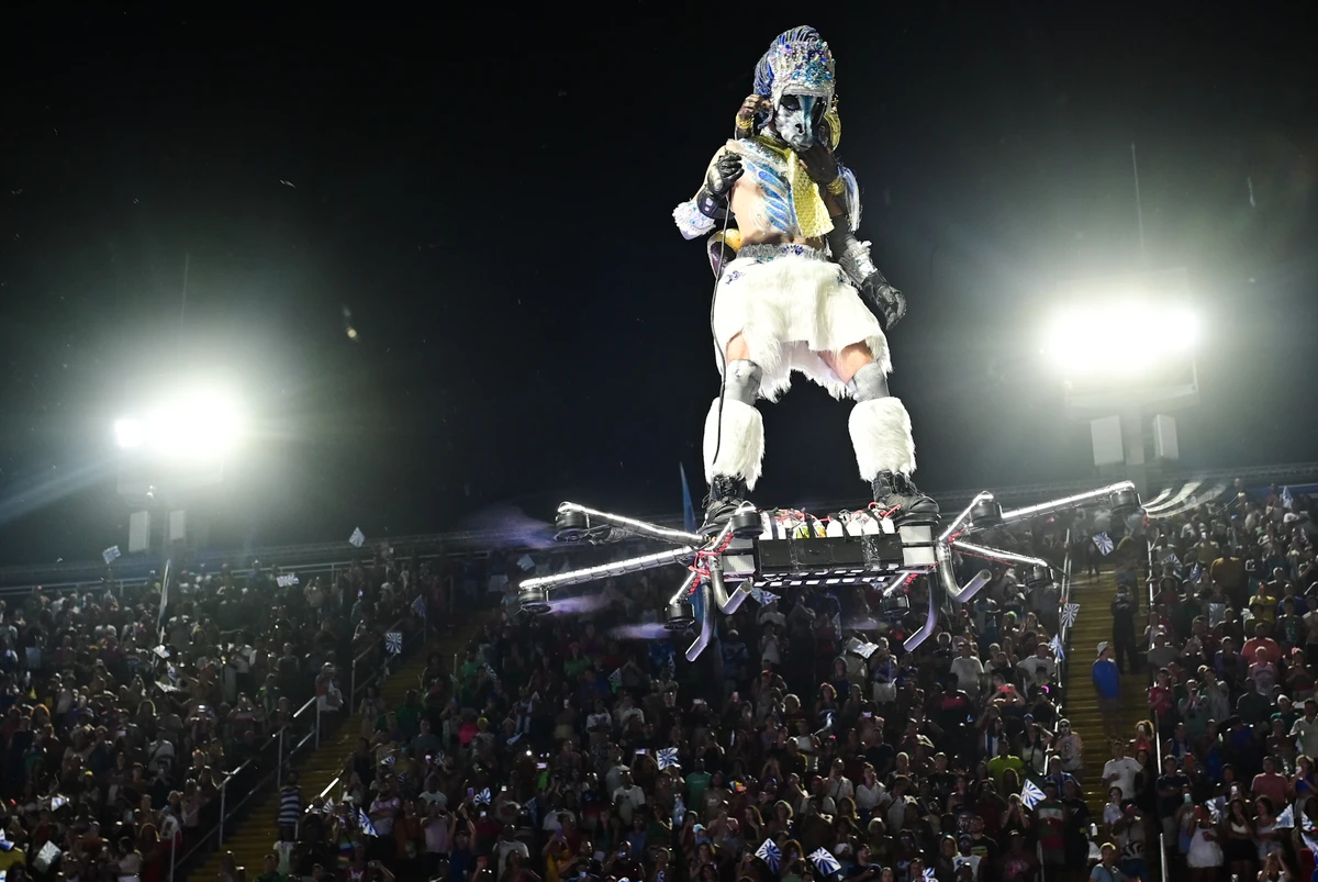 Componente da Comissão de frente da Portela sobrevoa a Sapucaí por Leo Franco / AgNews