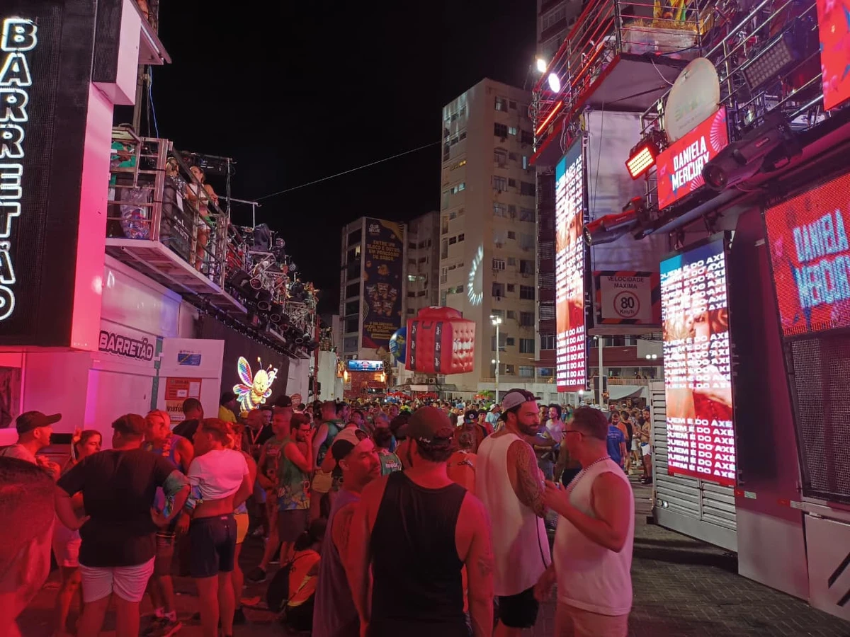 Confusão de trios no circuito Dodô nesta segunda-feira (16)