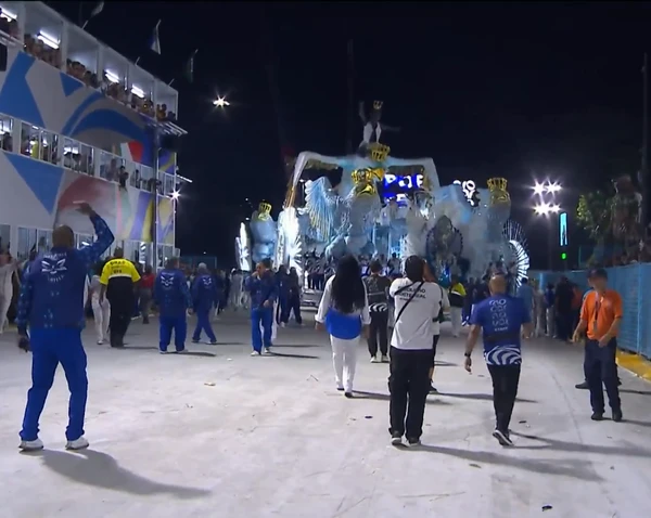 Desfile da Portela no Carnaval 2026 por Reprodução/TV Globo
