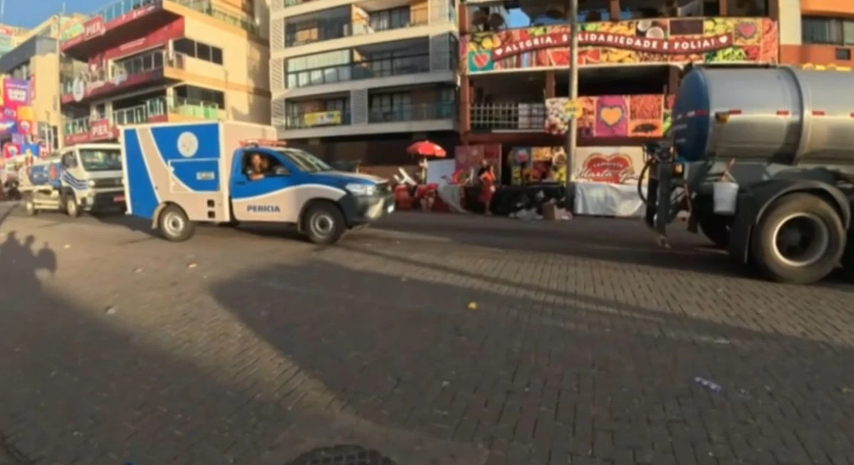 Estudante morre após tentar subir em caminhão de limpeza em circuito no Carnaval de Salvador por Reprodução TV Bahia / Redes sociais 