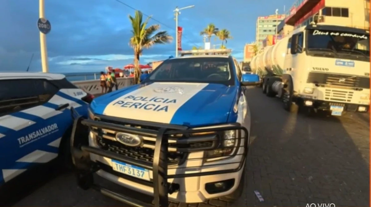 Estudante morre após tentar subir em caminhão de limpeza em circuito no Carnaval de Salvador por Reprodução TV Bahia / Redes sociais 