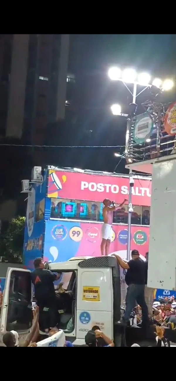 Folião sobe em trio durante a passagem de Igor Kannário no Campo Grande por Sora Maia/CORREIO