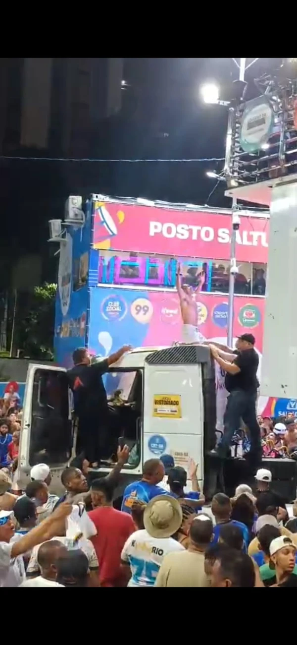 Folião sobe em trio durante a passagem de Igor Kannário no Campo Grande por Sora Maia/CORREIO