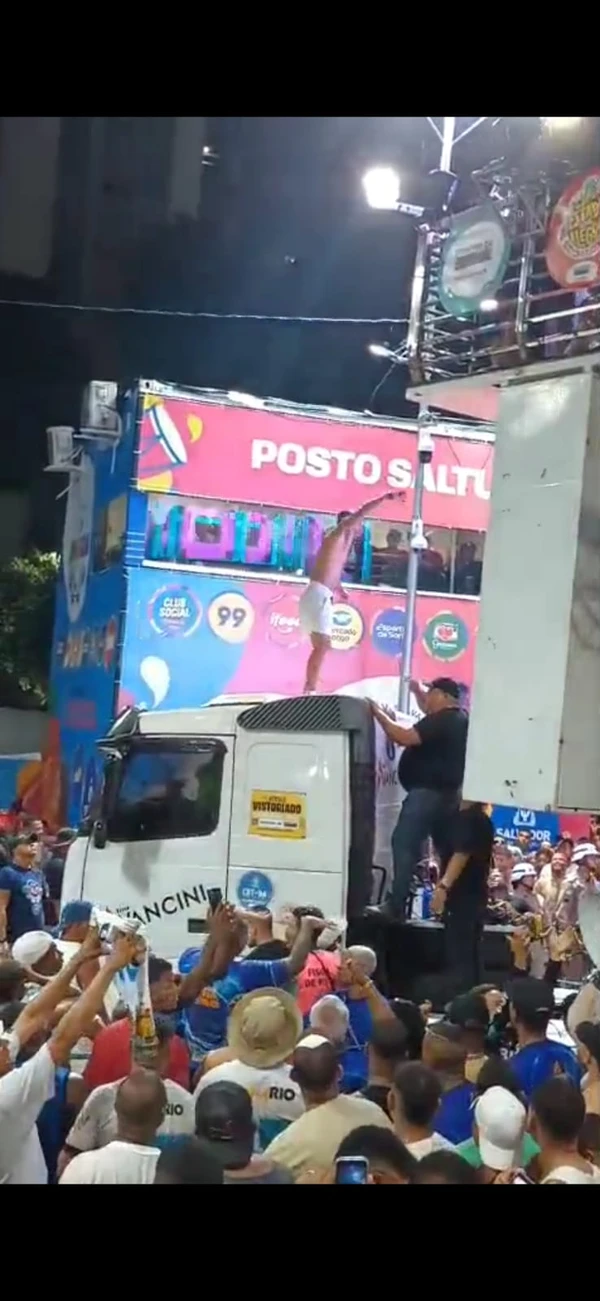 Folião sobe em trio durante a passagem de Igor Kannário no Campo Grande por Sora Maia/CORREIO