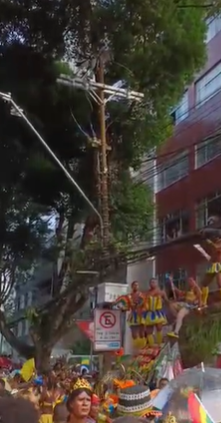 Foliões se arriscam durante passagem do bloco As Muquiranas por Gilberto Barbosa/CORREIO