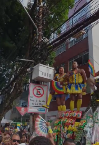 Foliões se arriscam durante passagem do bloco As Muquiranas por Gilberto Barbosa/CORREIO