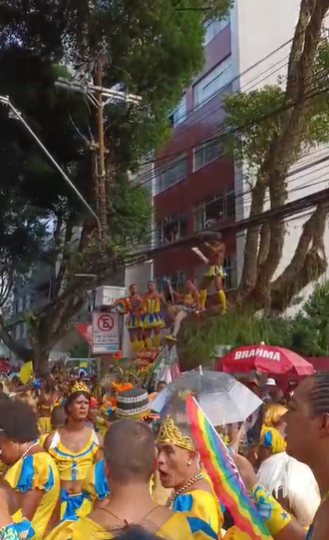 Foliões se arriscam durante passagem do bloco As Muquiranas por Gilberto Barbosa/CORREIO