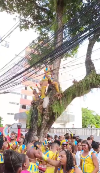 Foliões se arriscam durante passagem do bloco As Muquiranas por Gilberto Barbosa/CORREIO