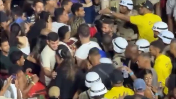 Ivete Sangalo 'abandona' escolta ao perceber que PMs batiam de cacetete no povo para abrir caminho; veja vídeo