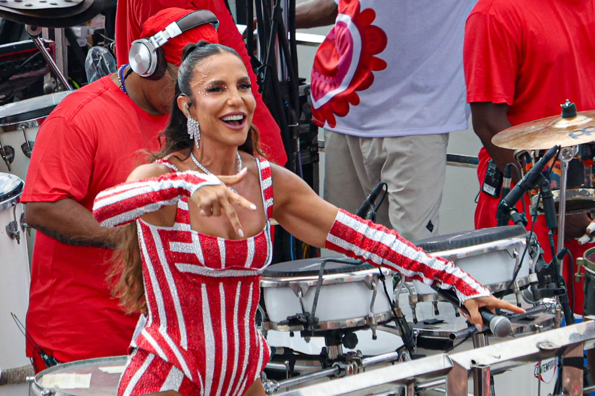 Ivete Sangalo arrasta foliões do Corujas nesta segunda-feira (16) por Agnews