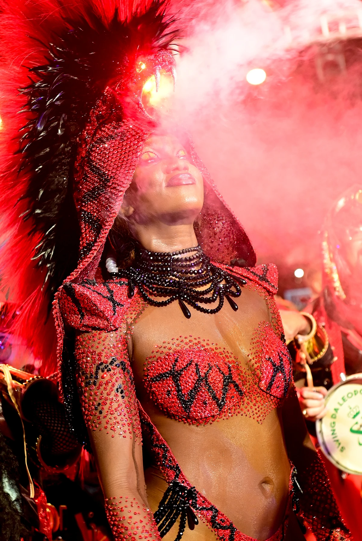 Iza usa fantasia com efeito especial por Leo Franco / AgNews