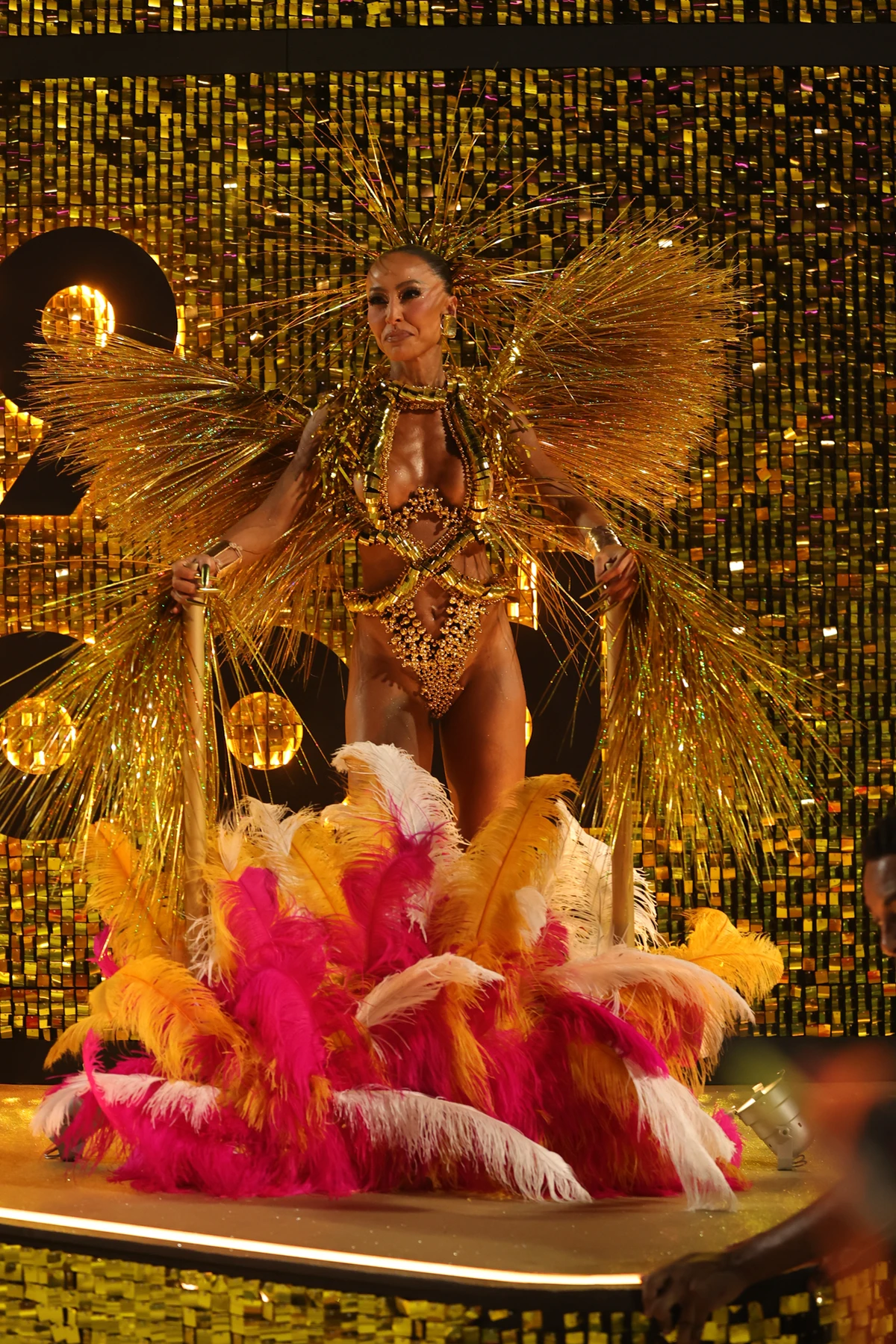 Sabrina Sato chega para o segundo dia de desfiles no Rio de Janeiro por Anderson Bordê / AgNews 