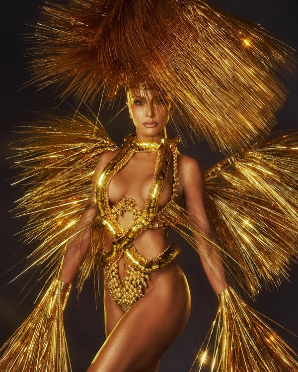 Sabrina Sato chega para o segundo dia de desfiles no Rio de Janeiro por Reprodução