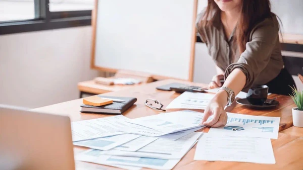 Declaração do Imposto de Renda exige que contribuintes reúnam uma série de documentos. por Foto: Shutterstock/kenchiro168.