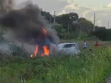 Imagem - Ex-Bahia e esposa ficam feridos em acidente na BR-101; carro pegou fogo