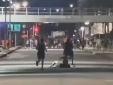 Imagem - Casal de turistas estrangeiros é assaltado e agredido na saída de bloco de carnaval