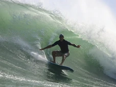 Imagem - Astro do surfe é morto dentro de casa; namorada é encontrada amarrada