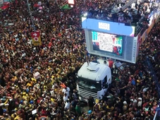 Imagem - VÍDEO: Tony Salles sobe em cabine de trio e leva pipoca à loucura no Campo Grande