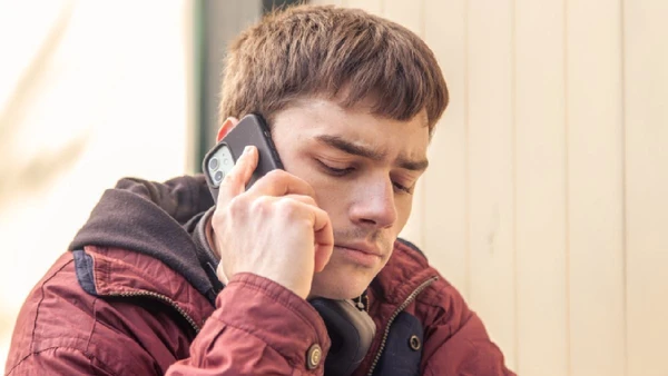 A diferença se acentua entre faixas etárias. Jovens de 18 a 24 anos priorizam mensagens escritas. Pessoas com 55 anos ou mais mantêm maior adesão às chamadas