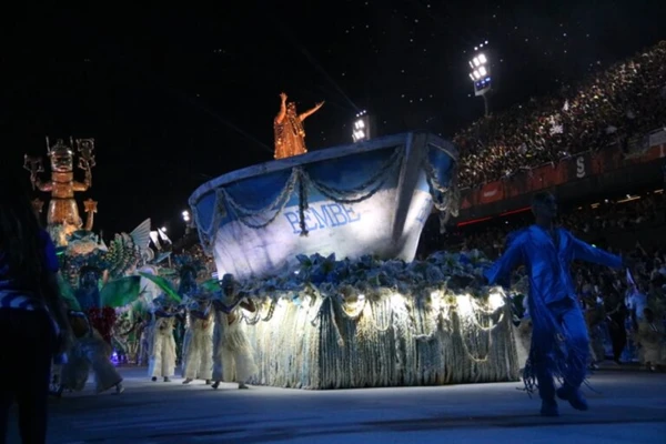 Beija-Flor gasta R$ 1 milhão em efeito que transforma barco em Iemanjá