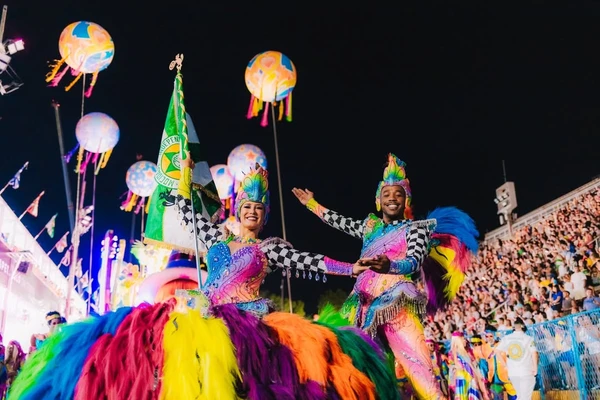 Cão Orelha é homenageado no desfile da Mocidade Independente de Padre Miguel por Mike Bleak/Divulgação
