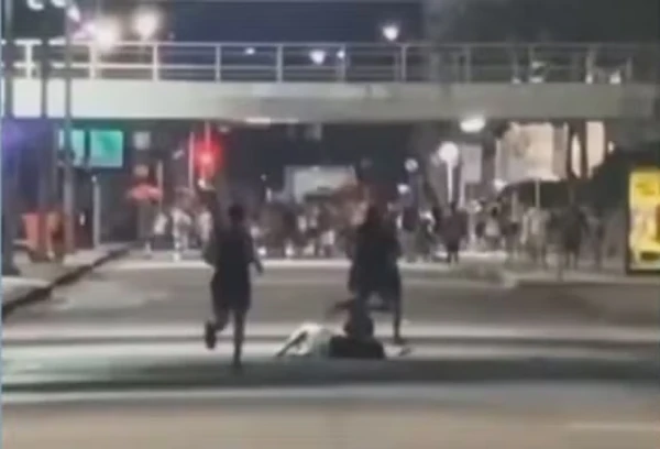 Casal de turistas estrangeiros é assaltado e agredido na saída de bloco de carnaval