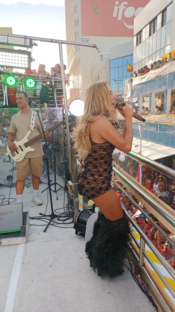 Claudia Leitte usa look em homenagem ao próprio figurino usado há 18 anos por Kamila Macedo/CORREIO