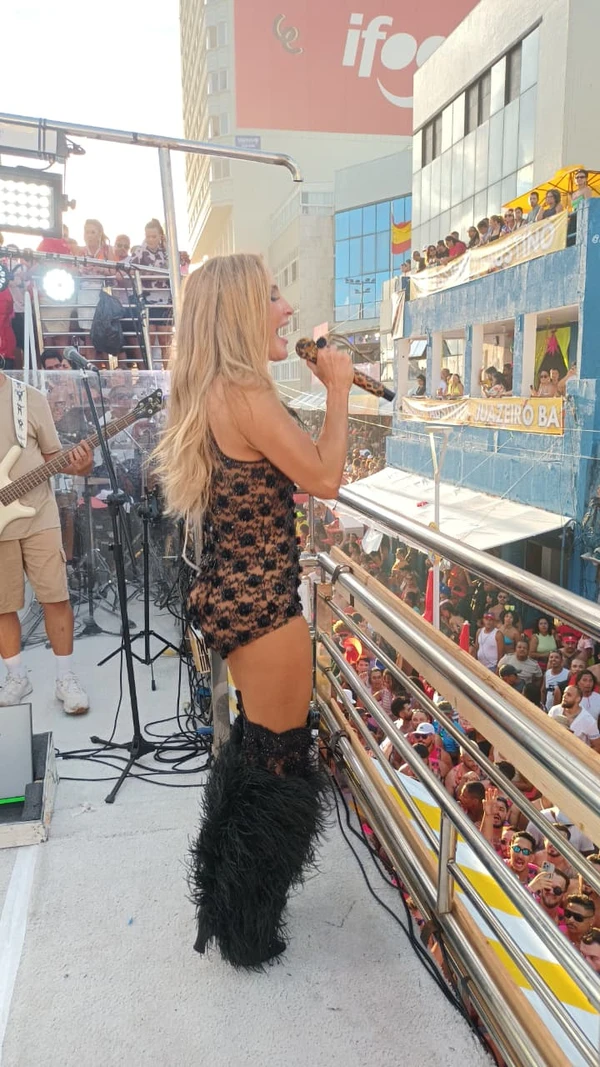Claudia Leitte usa look em homenagem ao próprio figurino usado há 18 anos por Kamila Macedo/CORREIO