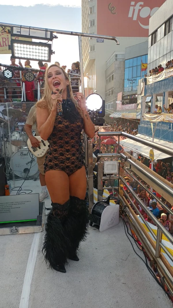 Claudia Leitte usa look em homenagem ao próprio figurino usado há 18 anos por Kamila Macedo/CORREIO