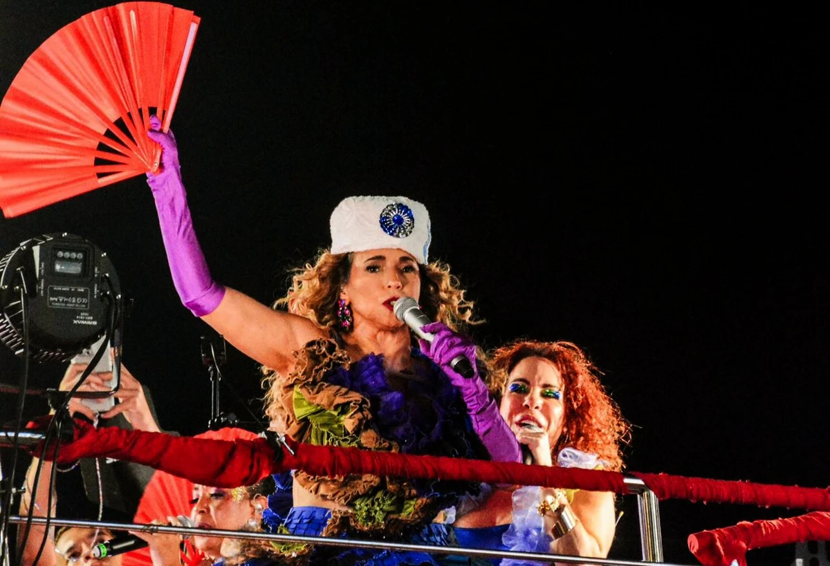 Daniela levando furada de olho do Psirico, que chegou a passá-la na fila do trio, Filhos de Gandhy reclamando da demora de Bell, trio do Olodum atrasando o lado de todo mundo, um caos deste circuito trintão