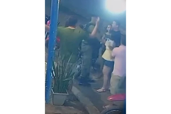 Empresário foi confudido e agredido por policiais por Reprodução