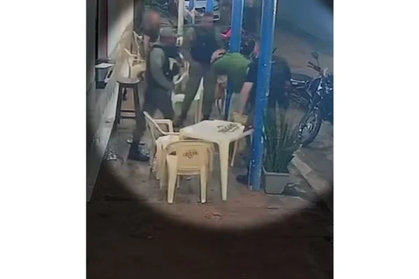 Empresário foi confudido e agredido por policiais por Reprodução