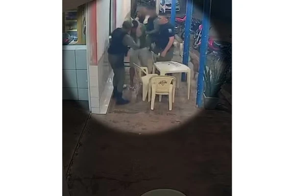 Empresário foi confudido e agredido por policiais por Reprodução