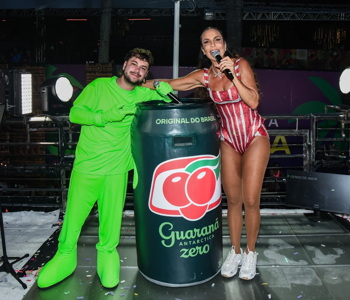 Ivete encontra influenciador que fingiu ser seu sobrinho para conseguir foto com cantor internacional